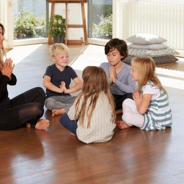 Børneyoga-instruktør Online Live - November 2026